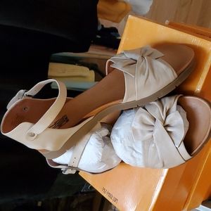 Miz Mooz -NYC cream Dory sandal